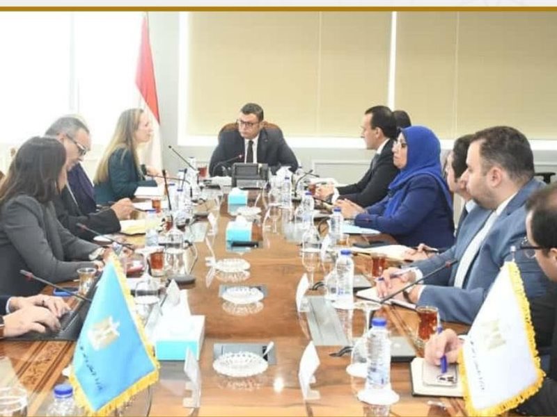 وزير الإسكان مع البنك