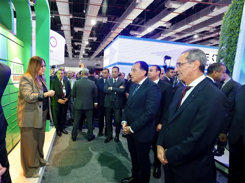 رئيسة البريد تستعرض