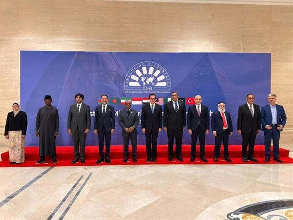 القاهرة تحتضن أول اجتماع صحي لدول الثماني…وخارطة طريق مشتركة لتعزيز التعاون الطبي