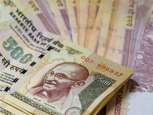  الروبية الهندية تسجل أكبر مكسب يومي خلال شهر بعد تدخل البنك المركزي