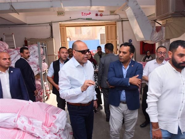 حملة السويس.. وزير العمل يقتحم المصانع ويكشف مخالفات صادمة تطال مئات العمال