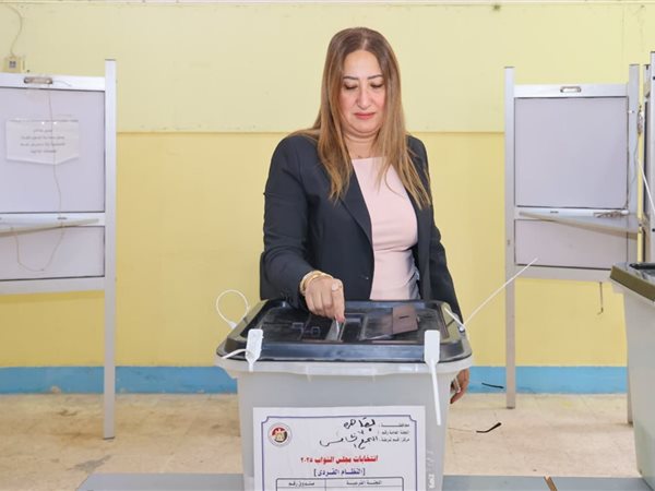 رئيس البريد تدلي بصوتها في انتخابات مجلس النواب 2025 