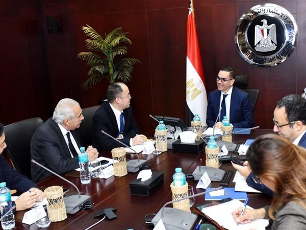 وزير الاستثمار يبحث مع «بروميتيون» الصينية ضخ 400 مليون دولار لتوسعة إنتاج الإطارات 