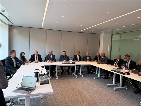 وزير الإسكان يبحث تعزيز التعاون مع «أكسيونا» الإسبانية في مشروعات المياه والتحلية