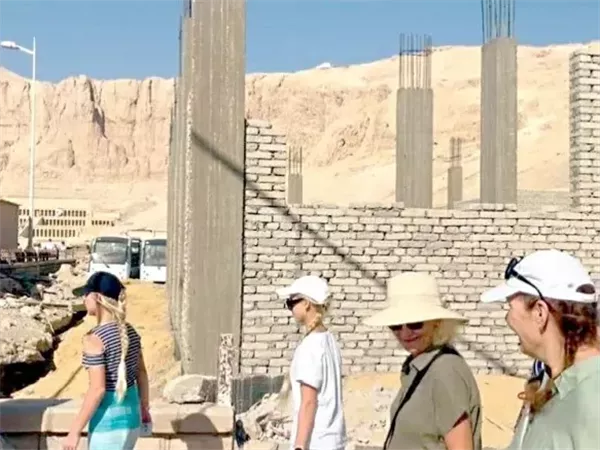 وزارة السياحة توضح حقيقة المبنى الجديد بالدير البحري وتحمي سلامة الزوار