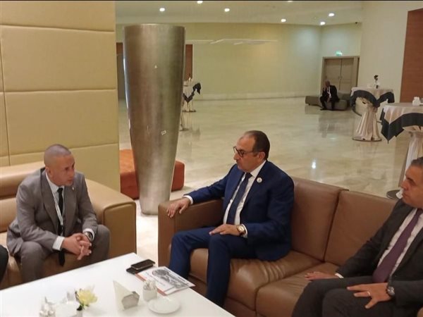 وزير قطاع الأعمال يبحث مديرمؤسسة تطوير صناعة السيارات في الجزائر التعاون المشترك  