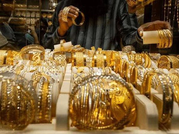 الذهب يواصل الصعود في نوفمبر.. ضغوط عالمية ومحلية تشعل الأسعار