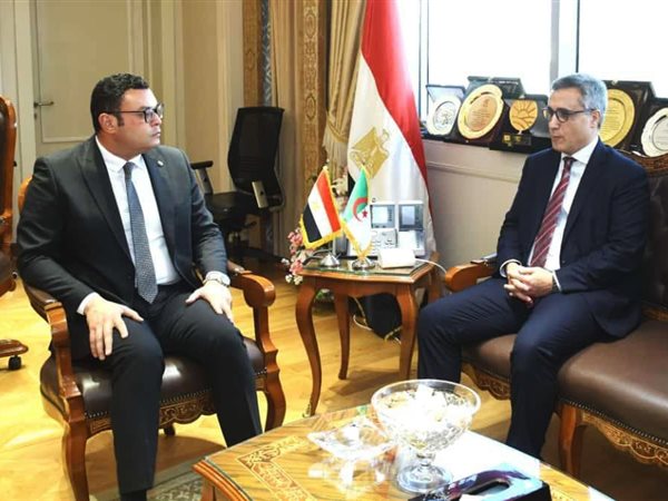 وزير الإسكان يبحث مع سفير الجزائر تعزيز التعاون العمراني  بين البلدين
