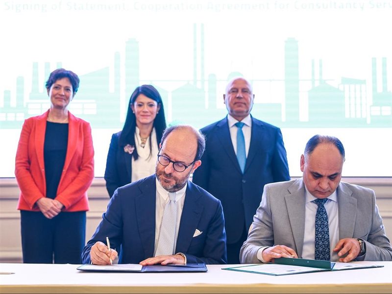 جانب من التوقيع 