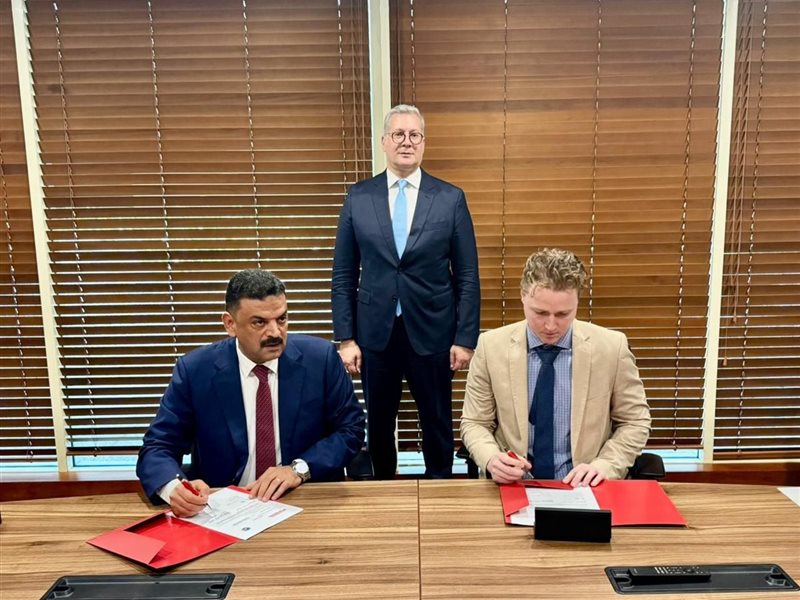 جانب من التوقيع 