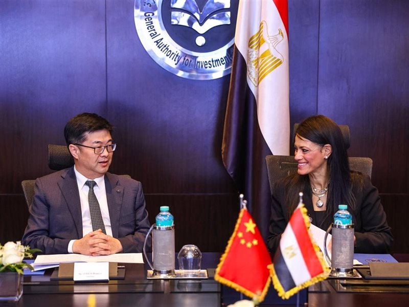 وزيرة التخطيط مع