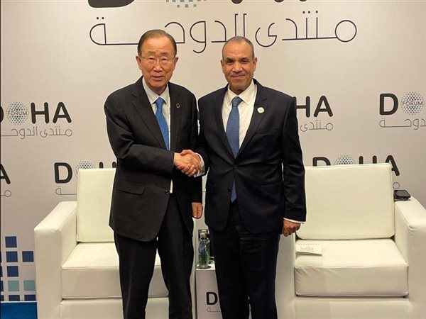 بدر عبد العاطي يلتقي بان كي مون لبحث السلم الدولي بمنتدى الدوحة