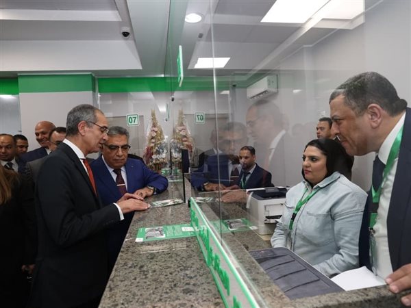 وزير الاتصالات يفتتح بريد المنصورة ويزور سنترال ومدرسة WE للتكنولوجيا بمحافظة الدقهلية