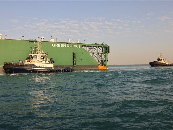 عبور آمن لحوض عائم ضخم بقناة السويس..  42 ألف طن في 24 ساعة