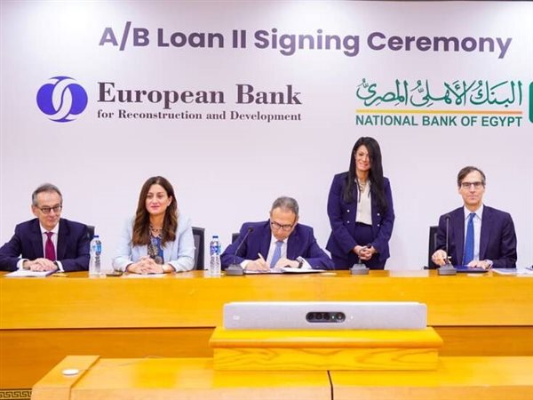 «الأهلي المصري» يقترض 100 مليون دولار من البنك الأوروبي لدعم المشروعات الصغيرة  