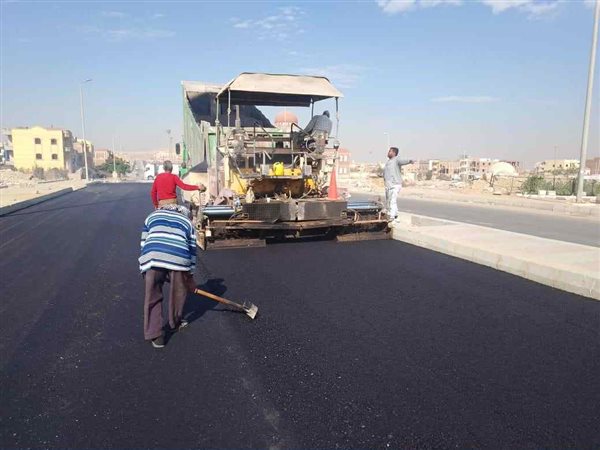 دفع العمل بمشروعات الطرق بمواقع المبادرة الرئاسية 