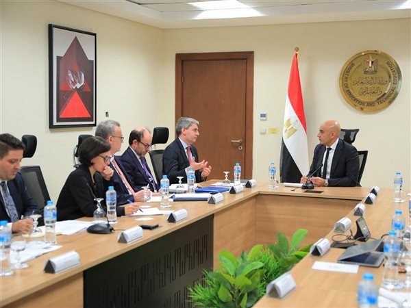 وزير التربية والتعليم وبنك الاستثمار الأوروبي يبحثان تطوير التعليم الفني والتكنولوجي