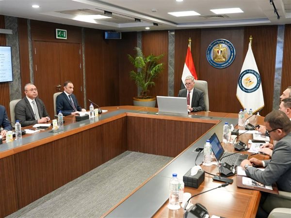 وزير البترول يبحث تطوير آلية تدريب جميع سائقي نقل المنتجات البترولية