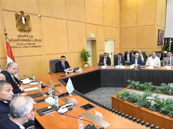 وزير الإسكان يتابع موقف مشروع منطقة الأعمال المركزية بالعاصمة الجديدة
