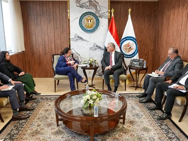 وزارة البترول تبحث مع البنك الأوروبي لإعادة الإعمار تمويل مشروعات جديدة في البترول والتعدين