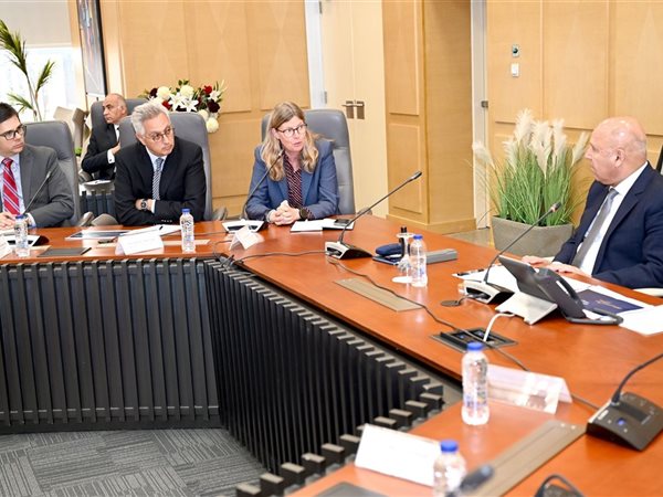 مصر وفولكس فاجن الألمانية تتفقان على خطة لتصنيع السيارات وتوطين المكونات 