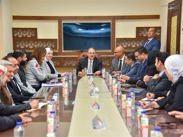 هيئة الدواء المصرية تبحث مع ممثلي الصيدليات تعزيز ضوابط صرف الأدوية المخدرة