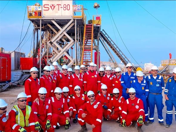  ​وزير البترول يلتقي العاملين بموقع شركة الحديثة للحفر المصرية بالكويت