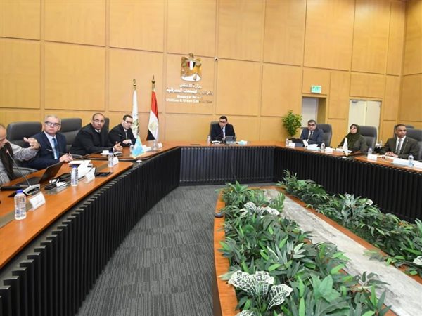 وزير الإسكان يستعرض مع مسئولي شركة 