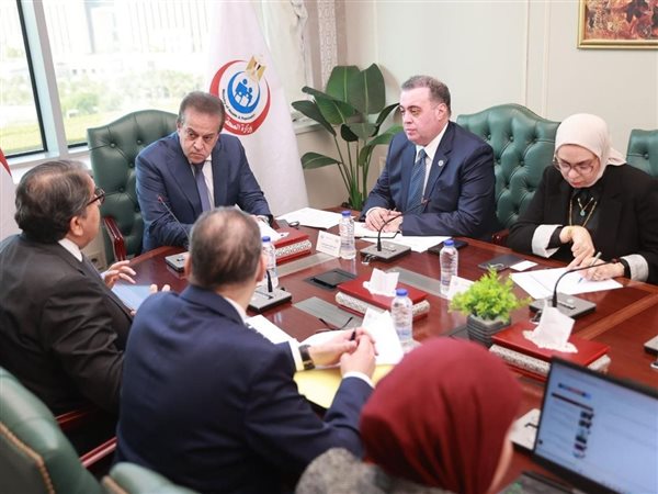 وزير الصحة يناقش مع