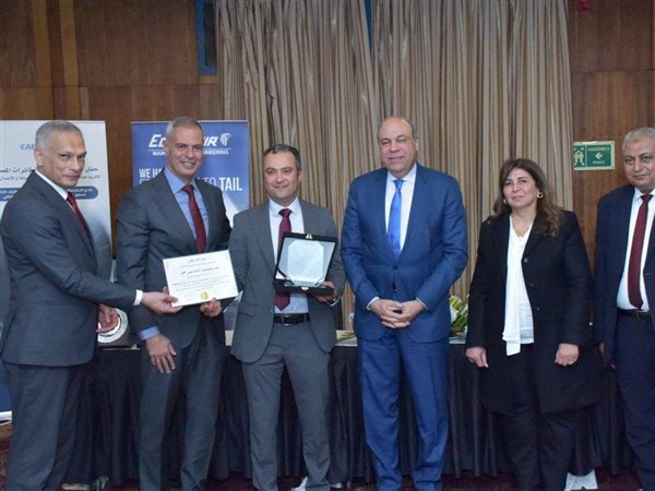 وزير الطيران يكرم مهندسي مصر للطيران لتحديث طائرات A320 بزمن قياسي