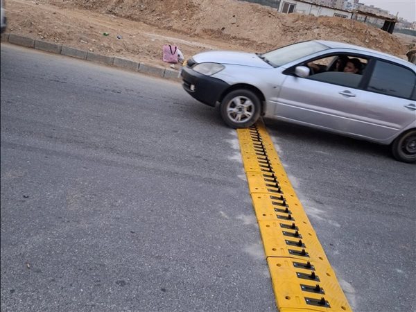لمنع السير عكس الاتجاه.. تركيب مطبّات «شوكة» بالمحاور الرئيسية بحدائق أكتوبر