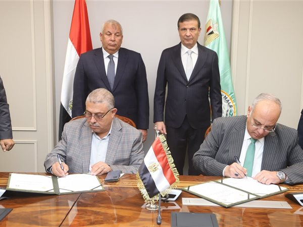 وزير الزراعة ومحافظ الوادي الجديد يطلقان مشروع حماية مركز إنتاج الحرير من زحف الرمال