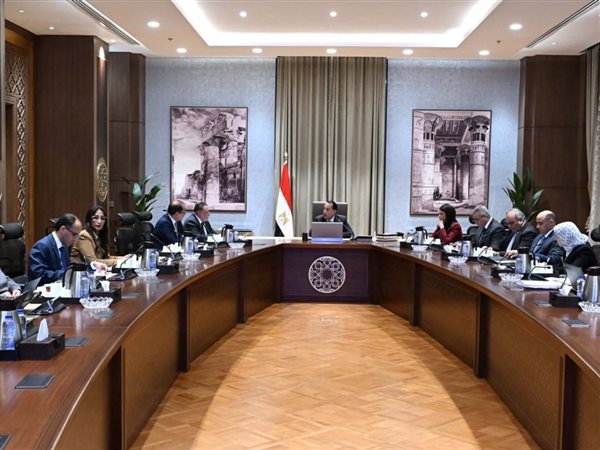 رئيس الوزراء يترأس اجتماع إدارة الدين الخارجي ويؤكد خفض الأعباء المالية