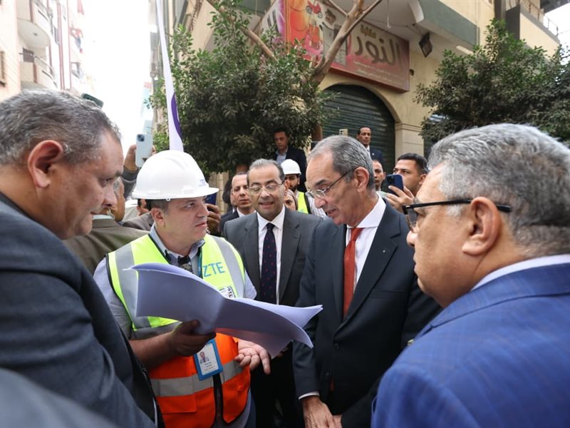 وزير الاتصالات خلال