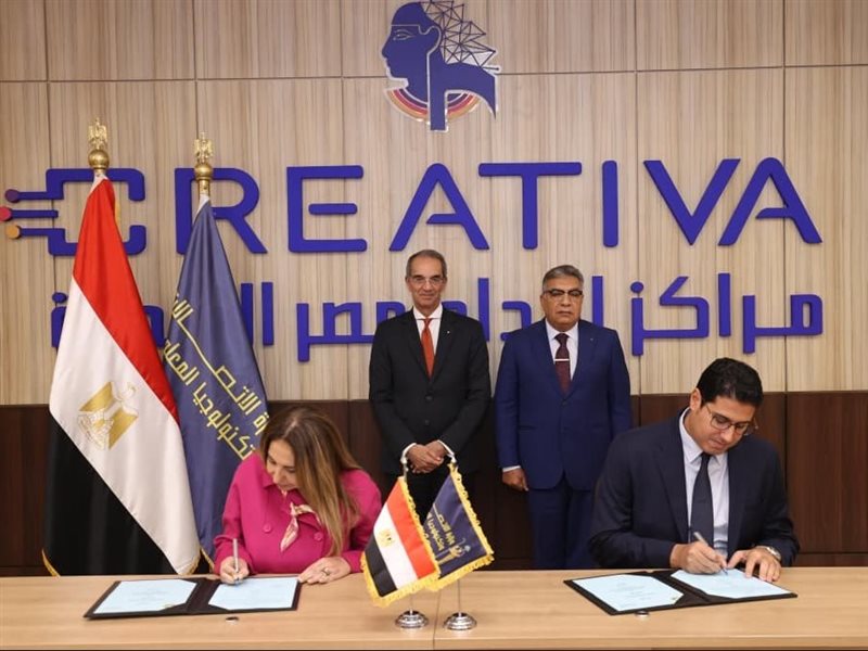 وزير الاتصالات يشهد