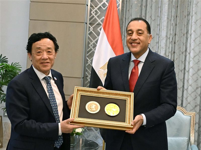 مدبولي يتسلم ميدالية