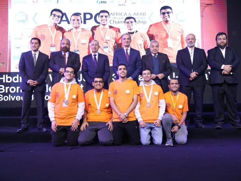  وزير الاتصالات خلال