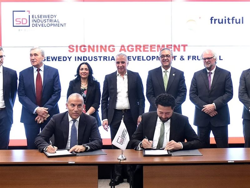 جانب من التوقيع 