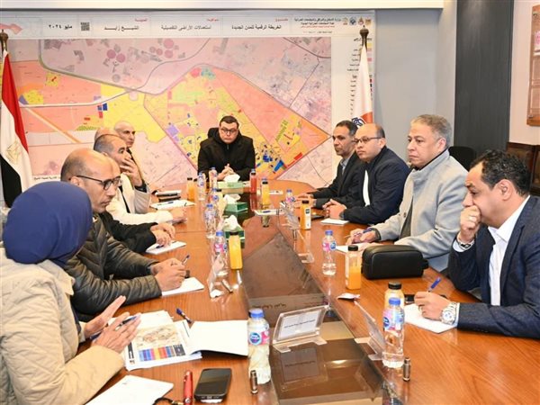 وزير الإسكان يستعرض خُطط تطوير الطرق والمحاور بمدينة الشيخ زايد