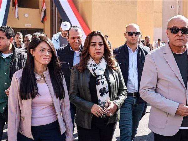وزيرة التخطيط والتنمية المحلية ومحافظ الأقصر يشهدون تسليم 100 وحدة سكنية