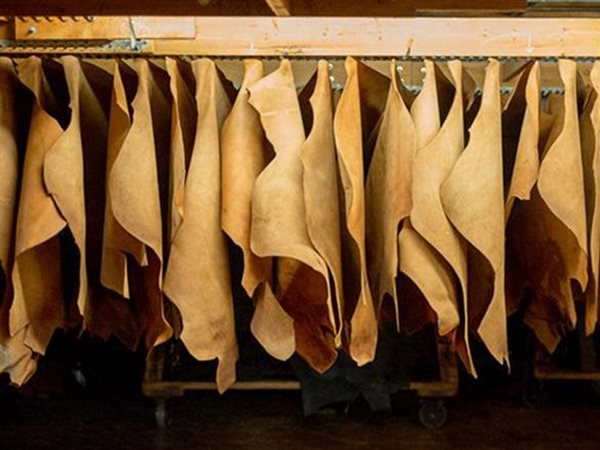 معرض القاهرة الدولي للجلود يشهد إقبالًا وصفقات تجارية قوية