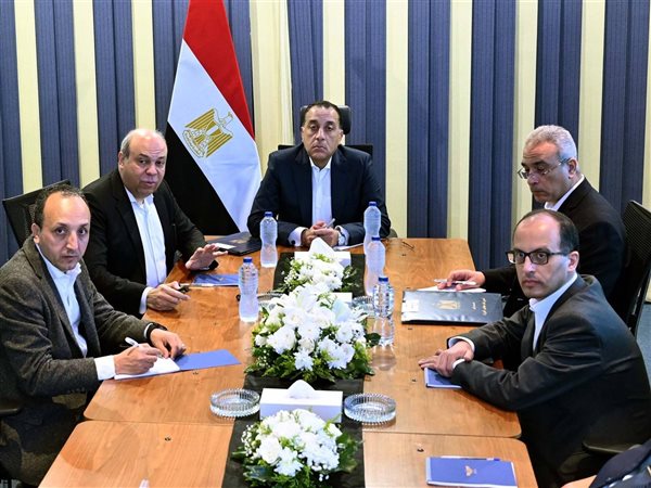 رئيس الوزراء يطلع على استراتيجيات تطوير شركة مصر للطيران