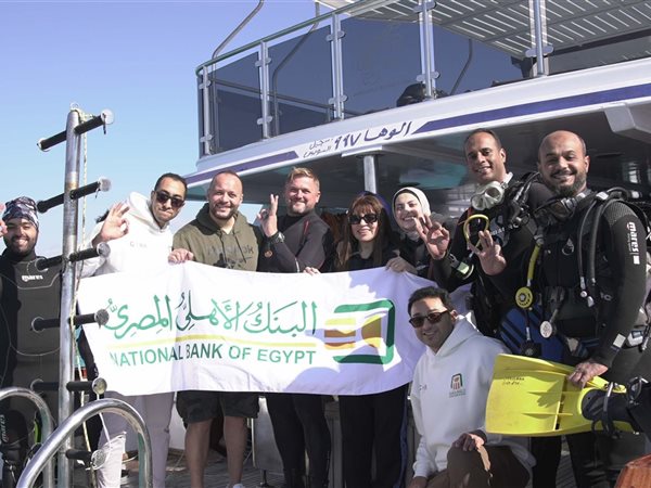 بالصور.. البنك الأهلي المصري يطلق مبادرة بيئية لتنظيف شاطئ جزيرة مجاويش
