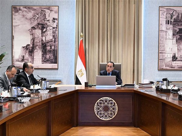 رئيس الوزراء يتابع تنفيذ مشروعات الغزل والنسيج على الأرض