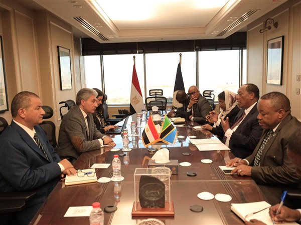 وزير السياحة يبحث مع نظيره التنزاني تعزيز التعاون المشترك