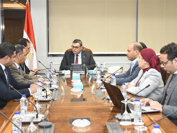 وزير الإسكان: تفعيل ضوابط تنظيم الإعلانات على الطرق العامة بالمدن الجديدة