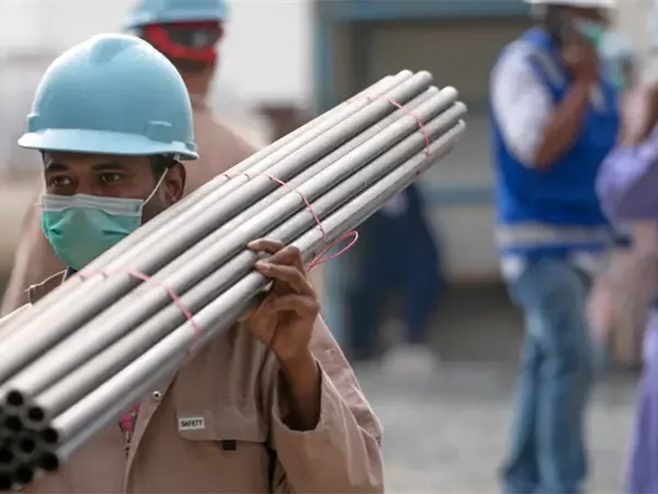 وزير العمل يصدر قرارًا حاسمًا بتنظيم ساعات العمل في المنشآت الصناعية