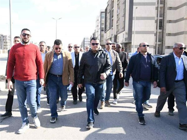  وزير الإسكان يتفقد مشروع سكن مصر بالقاهرة الجديدة بعد شكوى أحد الحاجزين 