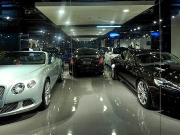 حملات غلق معارض السيارات تشعل أزمة جديدة.. ورابطة التجار: يخالف القرارات الرسمية ويجب مراجعة الأمر