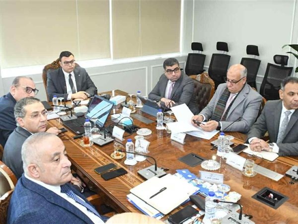 وزير الإسكان يبحث تطوير منظومة النقل الداخلي بعددٍ من المدن الجديدة